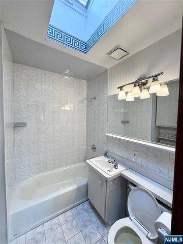 14 Berwick Way, Piscataway, NJ 08854