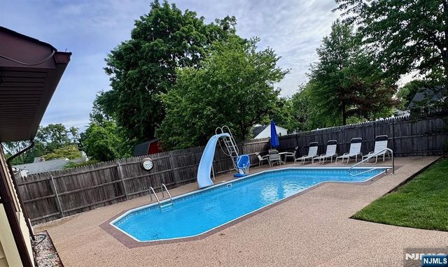 14 Berwick Way, Piscataway, NJ 08854