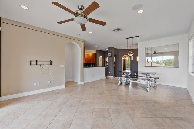 6380 BELLA Circle 905, Boynton Beach, FL 33437
