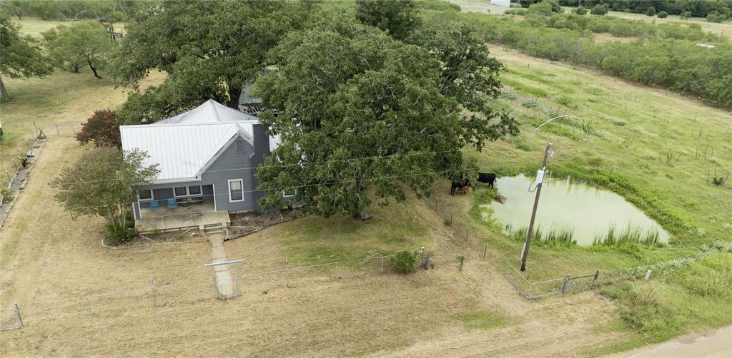 7646 County Road 240, Waelder, TX 78959