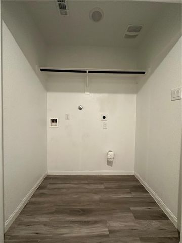 627 W Live Oak Street, Angleton, TX 77515