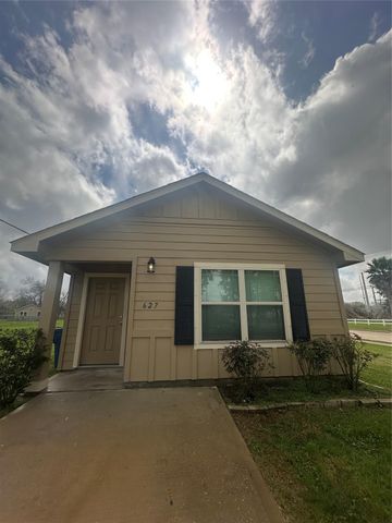 627 W Live Oak Street, Angleton, TX 77515