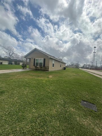 627 W Live Oak Street, Angleton, TX 77515