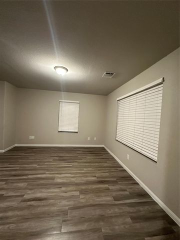 627 W Live Oak Street, Angleton, TX 77515