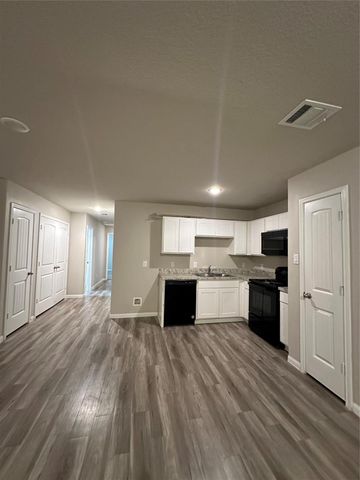 627 W Live Oak Street, Angleton, TX 77515