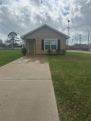 627 W Live Oak Street, Angleton, TX 77515