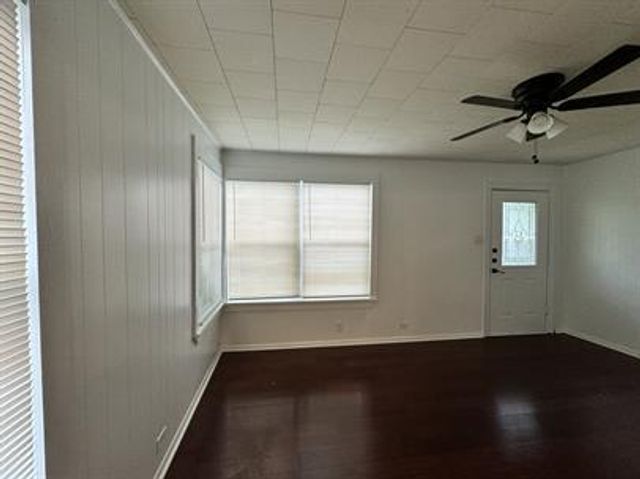 415 N Doak ST, Taylor, TX 76574
