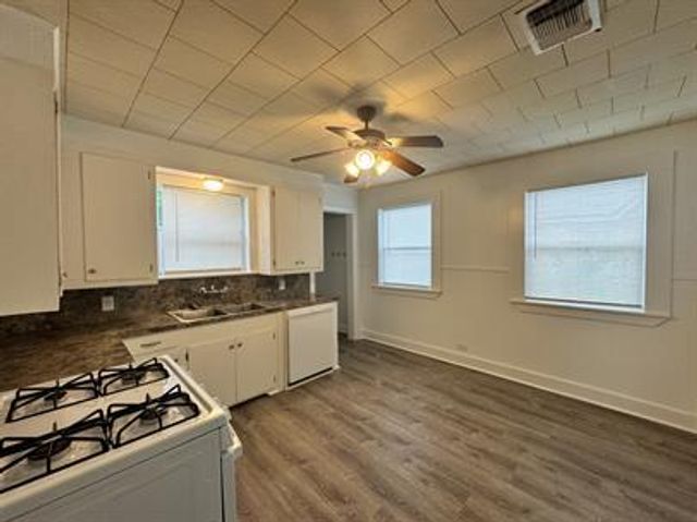 415 N Doak ST, Taylor, TX 76574