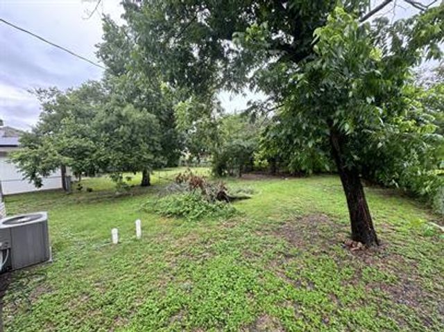 415 N Doak ST, Taylor, TX 76574