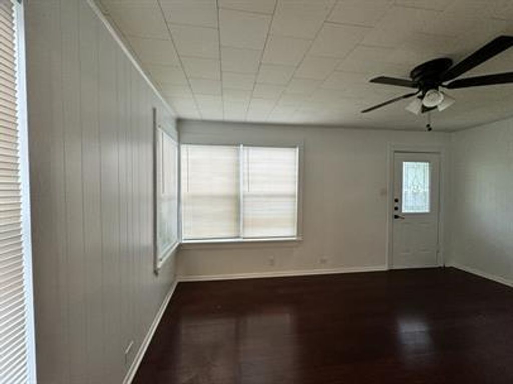 415 N Doak ST, Taylor, TX 76574