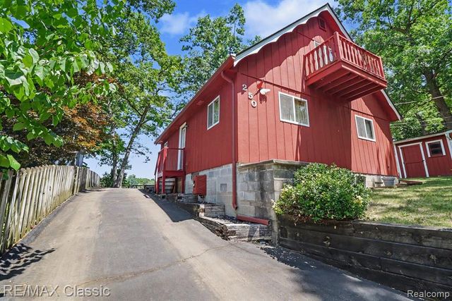 250 E Canyon Drive, Milford, MI 48380