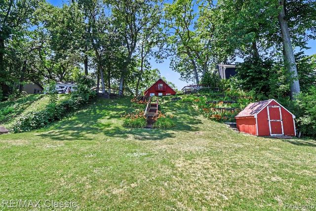 250 E Canyon Drive, Milford, MI 48380