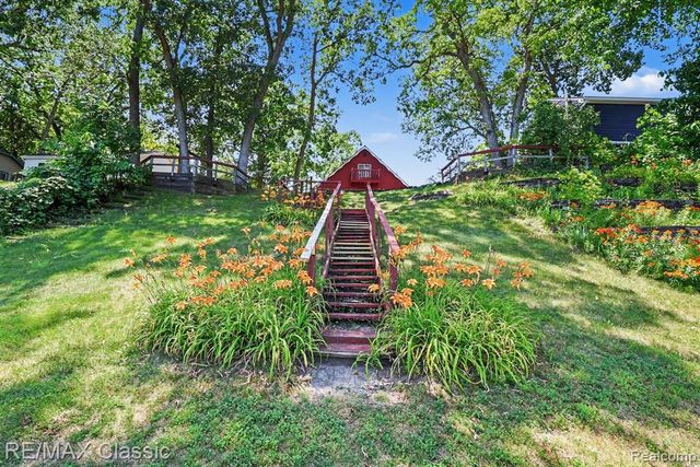 250 E Canyon Drive, Milford, MI 48380