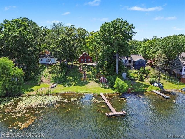 250 E Canyon Drive, Milford, MI 48380
