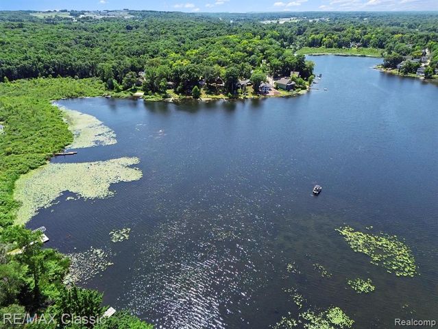 250 E Canyon Drive, Milford, MI 48380