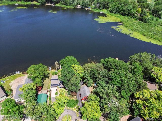 250 E Canyon Drive, Milford, MI 48380