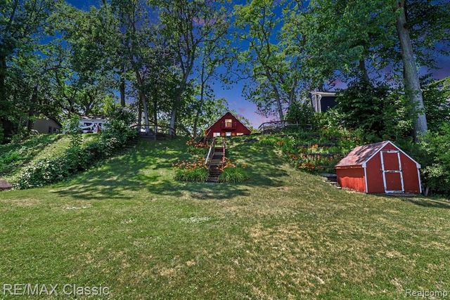 250 E Canyon Drive, Milford, MI 48380