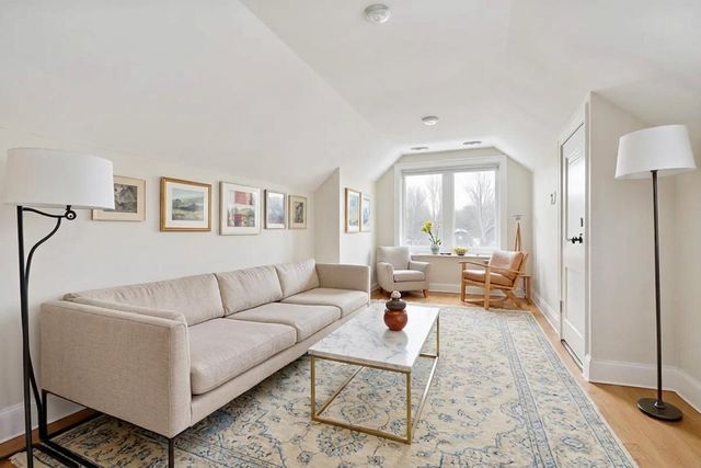 5042 W Winnemac Avenue, Chicago, IL 60630