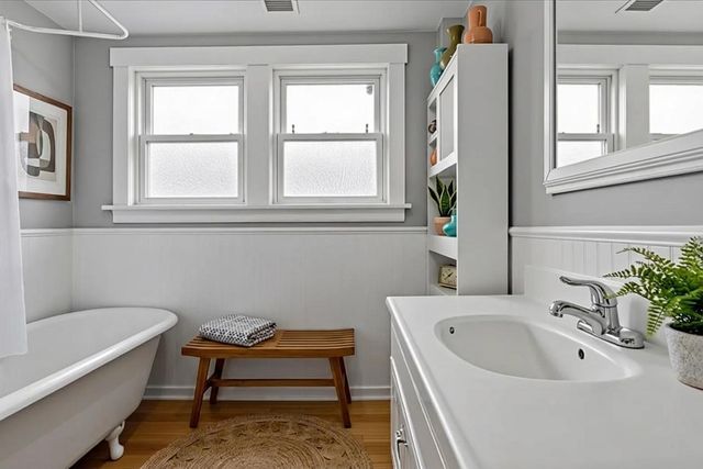 5042 W Winnemac Avenue, Chicago, IL 60630