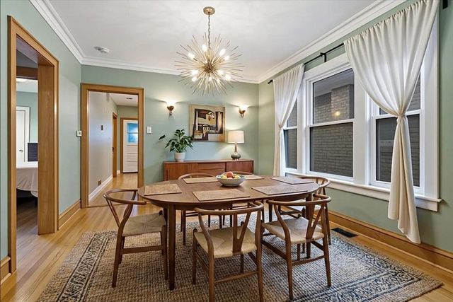 5042 W Winnemac Avenue, Chicago, IL 60630
