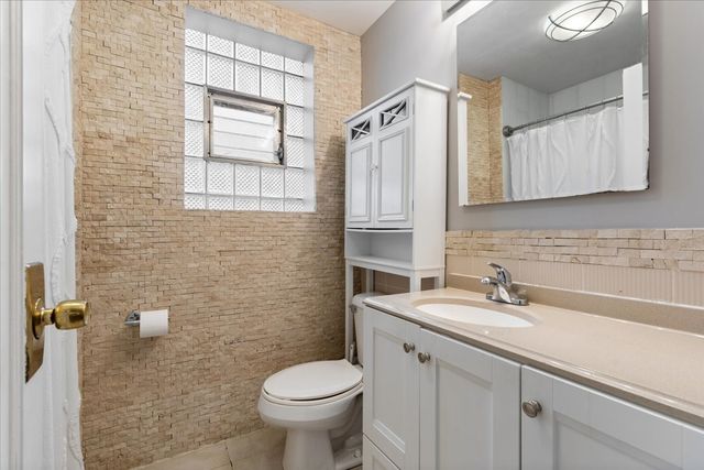 5042 W Winnemac Avenue, Chicago, IL 60630