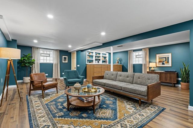 5042 W Winnemac Avenue, Chicago, IL 60630