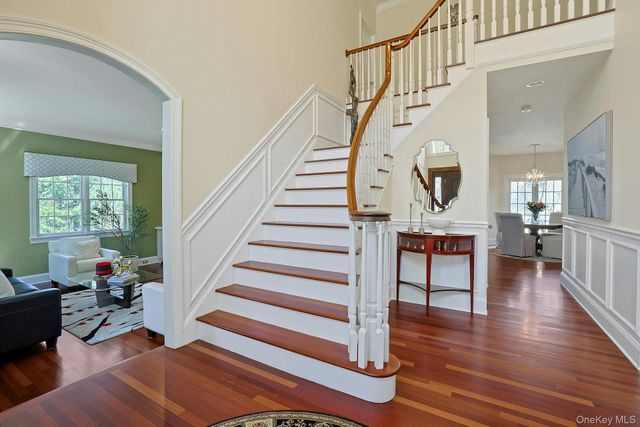 350 Wooded Hill Court, Chappaqua, NY 10514