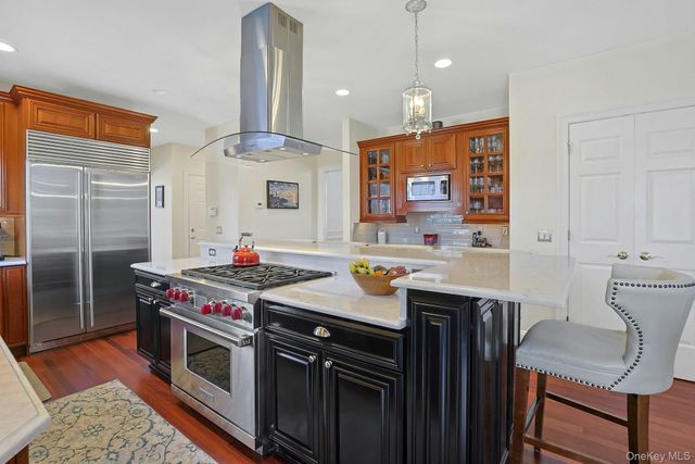 350 Wooded Hill Court, Chappaqua, NY 10514