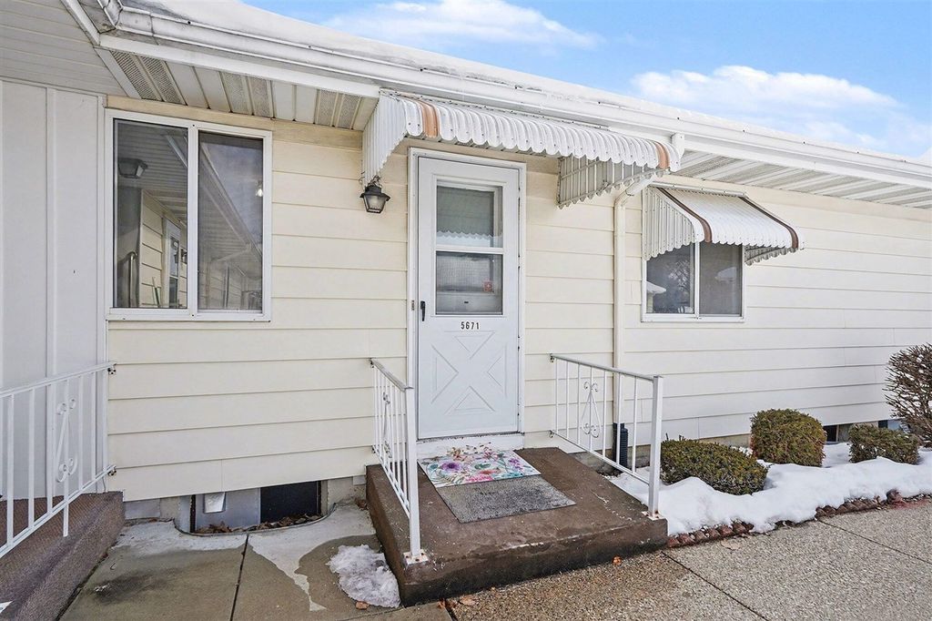 5671 Leisure South Drive, Grand Rapids, MI 49548