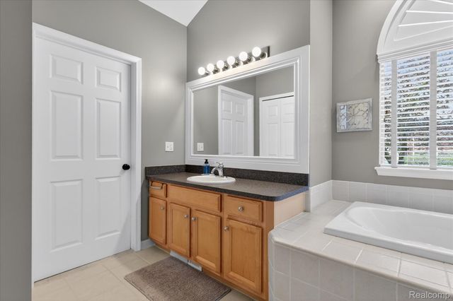 3226 Estate View Court, Commerce Charter Township, MI 48382