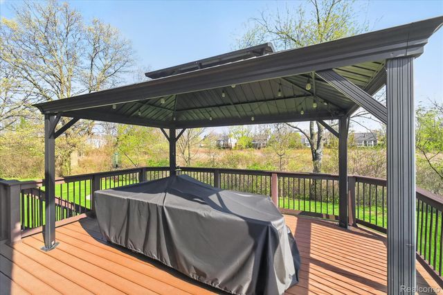 3226 Estate View Court, Commerce Charter Township, MI 48382