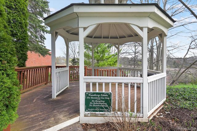 3226 Estate View Court, Commerce Charter Township, MI 48382
