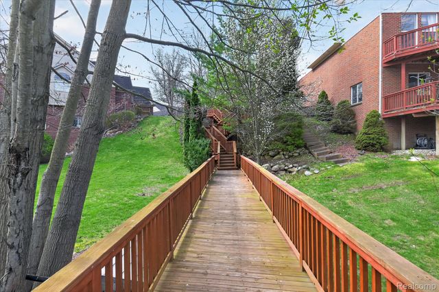 3226 Estate View Court, Commerce Charter Township, MI 48382