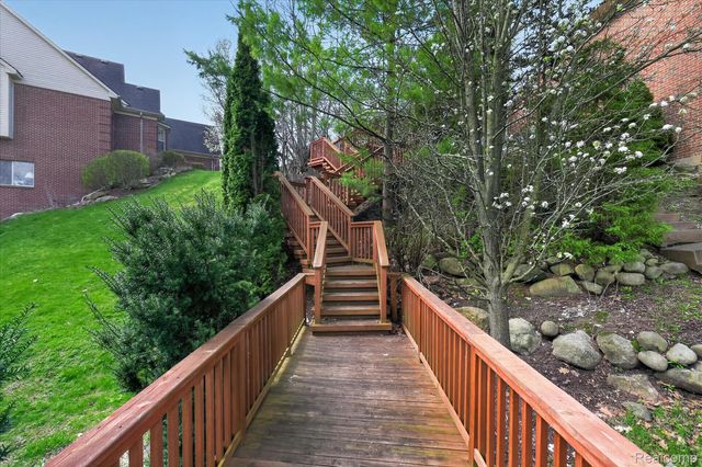 3226 Estate View Court, Commerce Charter Township, MI 48382