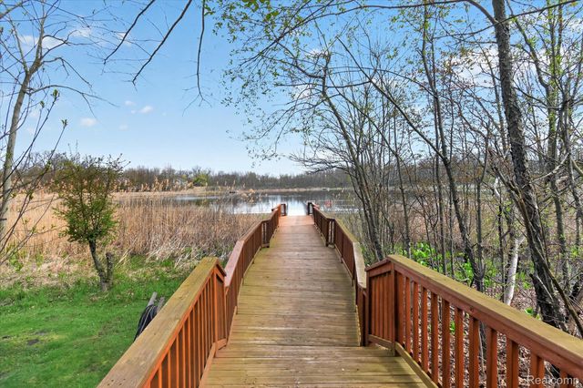 3226 Estate View Court, Commerce Charter Township, MI 48382