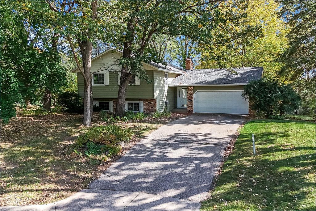 13205 W Manor Boulevard, Burnsville, MN 55337 — exterior