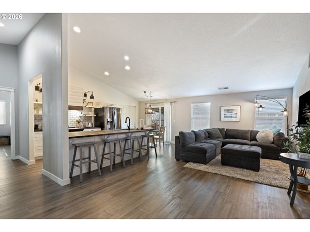 133 SILVERADO St, Roseburg, OR 97471