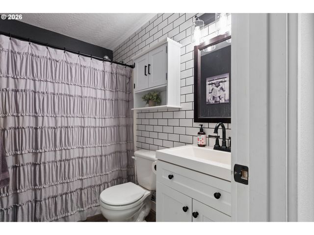 133 SILVERADO St, Roseburg, OR 97471