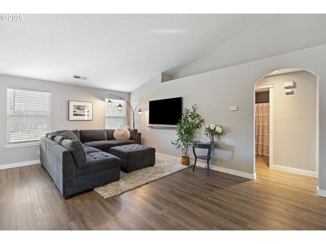 133 SILVERADO St, Roseburg, OR 97471