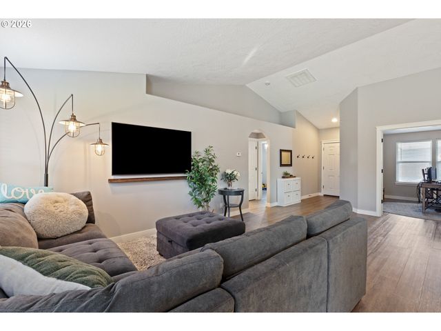 133 SILVERADO St, Roseburg, OR 97471