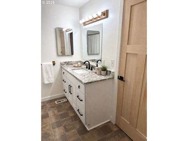 2180 W 24TH Ave, Eugene, OR 97405