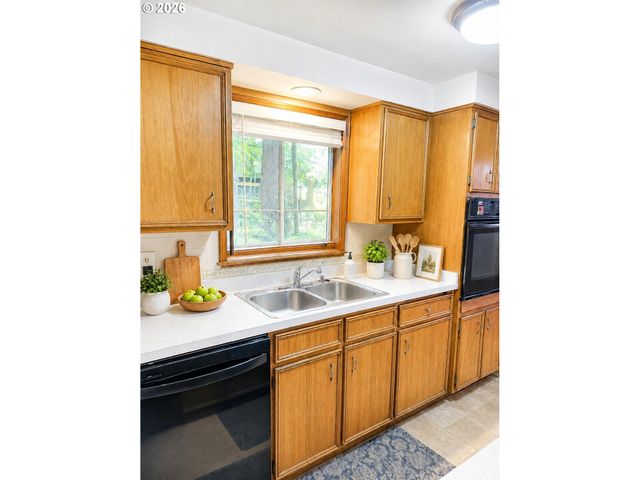 2180 W 24TH Ave, Eugene, OR 97405