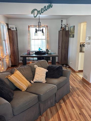 W53N813 Manchester SQUARE, Cedarburg, WI 53012