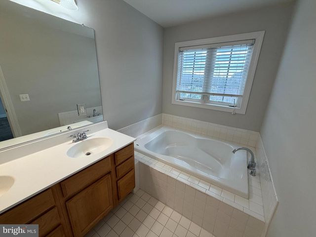 1018 HOTCHKISS PL, Fredericksburg, VA 22401