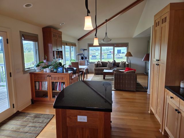 91146 Pioneer Farm Road, Warrenton, OR 97146