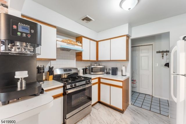 660 N Broad St 8, Elizabeth City, NJ 07208