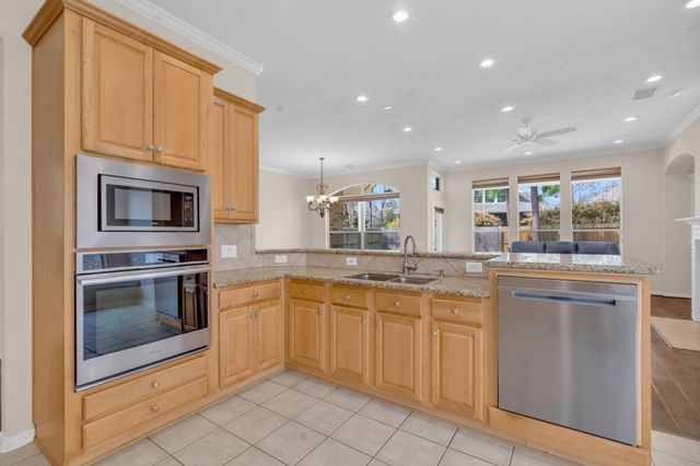 15 E Royal Mews, Conroe, TX 77384