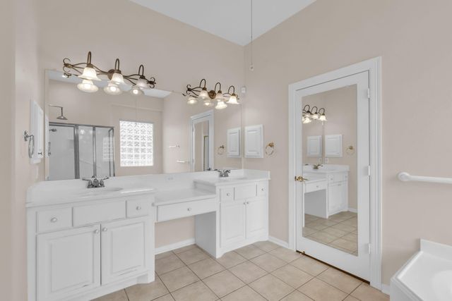 15 E Royal Mews, Conroe, TX 77384