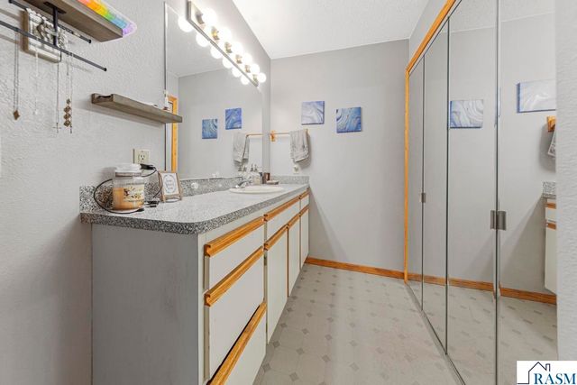 58560 Kirkwood Road, Mankato, MN 56001