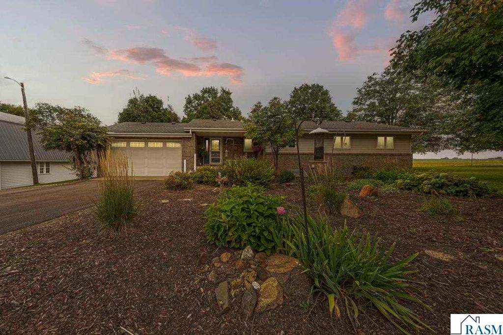 58560 Kirkwood Road, Mankato, MN 56001